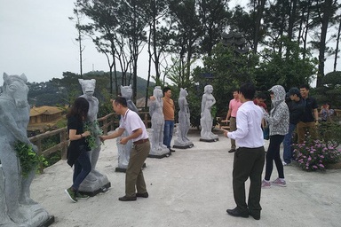 Sau mặc đồ bơi và che lá, tượng 12 con giáp sẽ bị "nhốt vào chuồng"