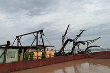 CSGT bắt giữ 4 tàu cát "rút ruột" sông Hồng