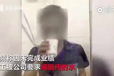 Công ty phạt nhân viên bằng cách... uống nước múc lên từ bồn cầu