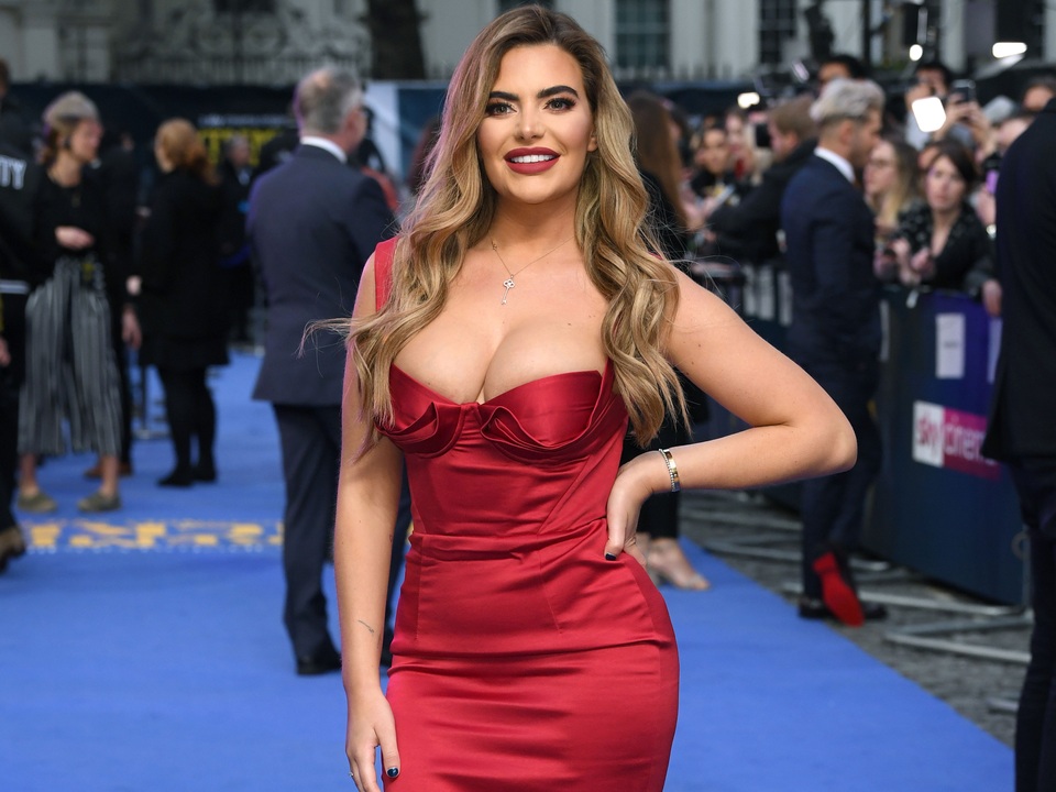 Cảnh sát ghé thăm nhà người đẹp Megan Barton Hanson - 6