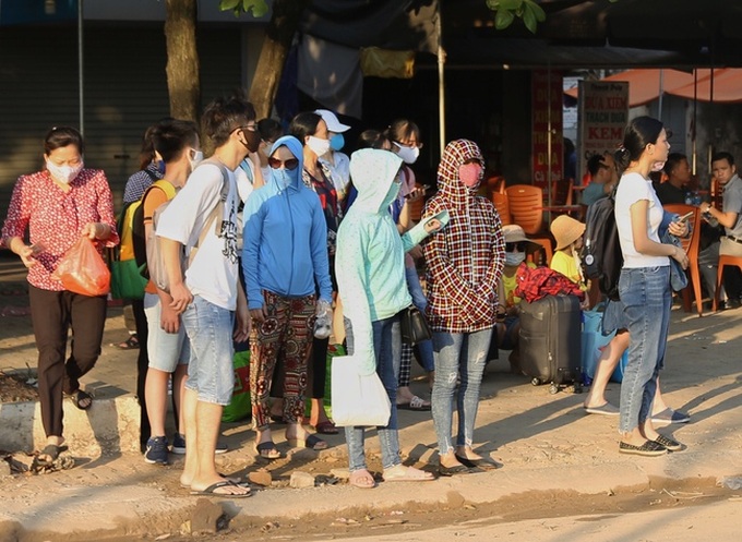 Hà Nội: Người dân khổ sở chen chúc trên xe buýt do cắt giảm chuyến xe - Ảnh 2. Hà Nội: Người dân khổ sở chen chúc trên xe buýt do cắt giảm chuyến xe - Ảnh 2.