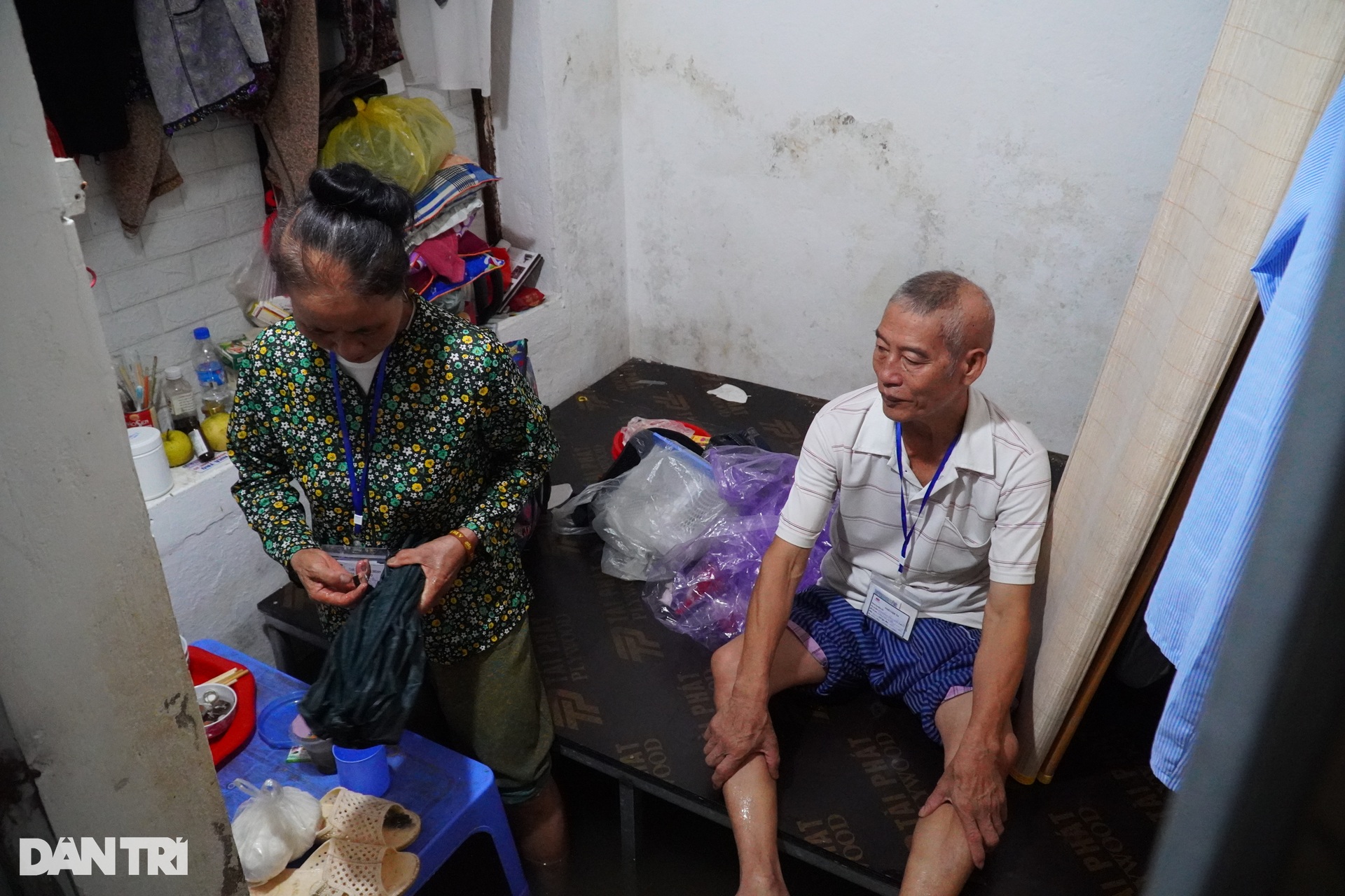 Hà Nội: Bệnh nhân ung thư sống mòn trong phòng trọ 4m2 ngập sát giường - 2 Hà Nội: Bệnh nhân ung thư sống mòn trong phòng trọ 4m2 ngập sát giường - 2
