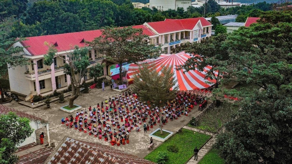 Hơn 600 học sinh tiểu học được tặng mũ bảo hiểm đạt chuẩn - 1 Hơn 600 học sinh tiểu học được tặng mũ bảo hiểm đạt chuẩn - 1