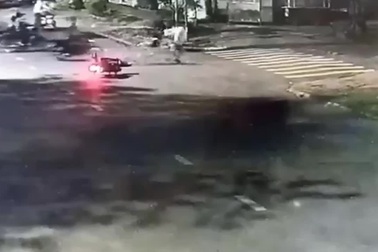 Camera ghi lại cảnh cướp xe máy táo tợn trong đêm ở TPHCM