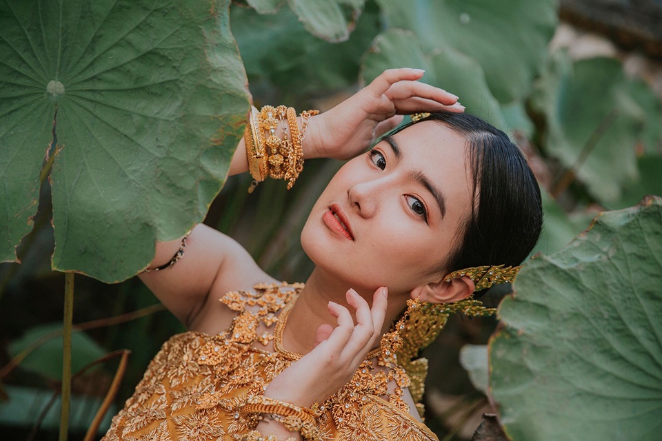 Thiếu nữ nhận mưa lời khen khi diện trang phục dân tộc Khơ-me - 8 Thiếu nữ nhận mưa lời khen khi diện trang phục dân tộc Khơ-me - 8