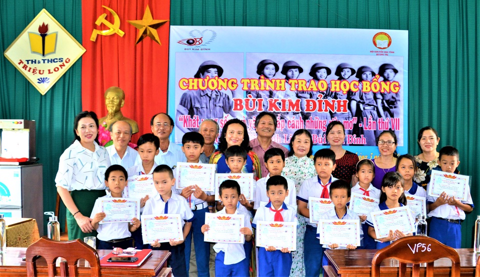 Quảng Trị: Trao học bổng đến học sinh nghèo vượt khó hiếu học - 1 Quảng Trị: Trao học bổng đến học sinh nghèo vượt khó hiếu học - 1