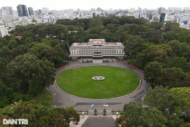 Loạt điểm thăm quan nổi tiếng TPHCM "cửa đóng, then cài" vì Covid-19