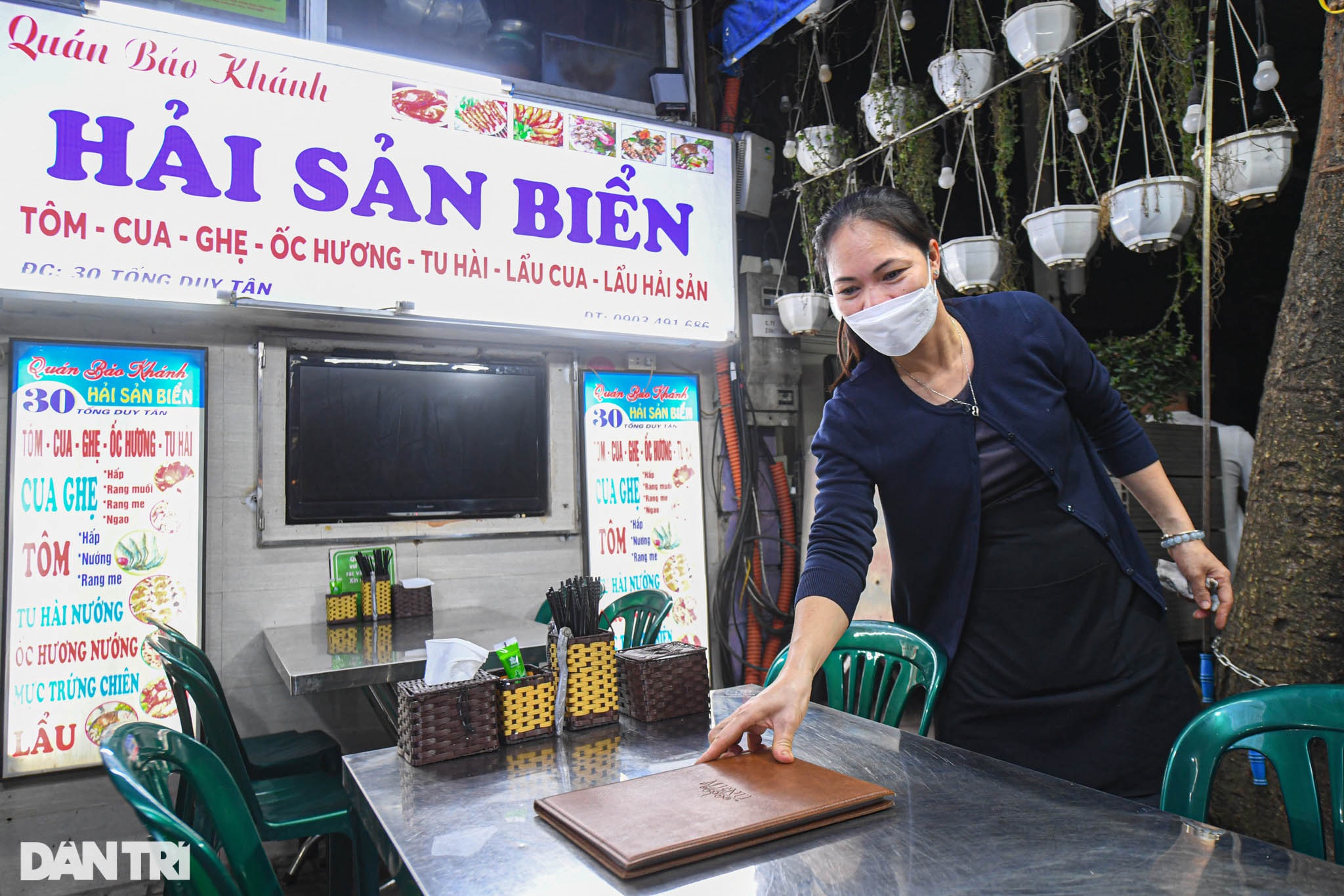 Hà Nội: Phố bia Tạ Hiện đông kín khách, các hàng quán nhộn nhịp sau 21h - 14 Hà Nội: Phố bia Tạ Hiện đông kín khách, các hàng quán nhộn nhịp sau 21h - 14