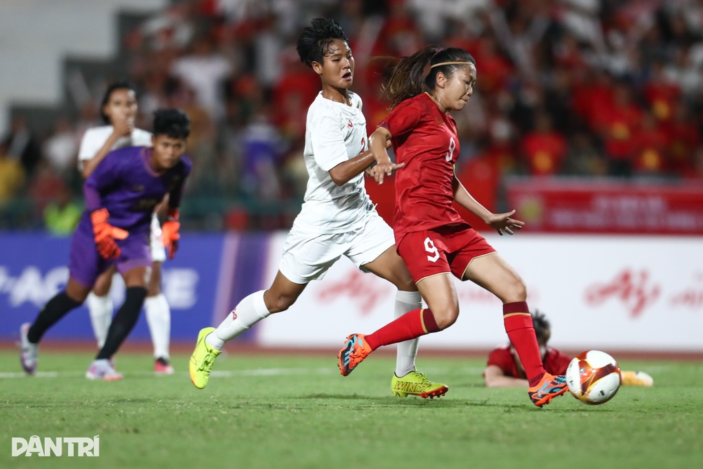 Huỳnh Như bắt chước động tác ăn mừng của Cristiano Ronaldo - 1 Huỳnh Như bắt chước động tác ăn mừng của Cristiano Ronaldo - 1