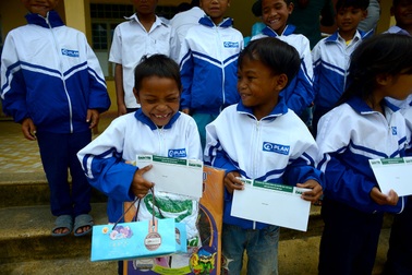 "Cõng" yêu thương đến Kon Plông mùa Trung Thu