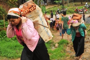 Phụ huynh leo dốc gùi gạch xây nhà bán trú cho học sinh