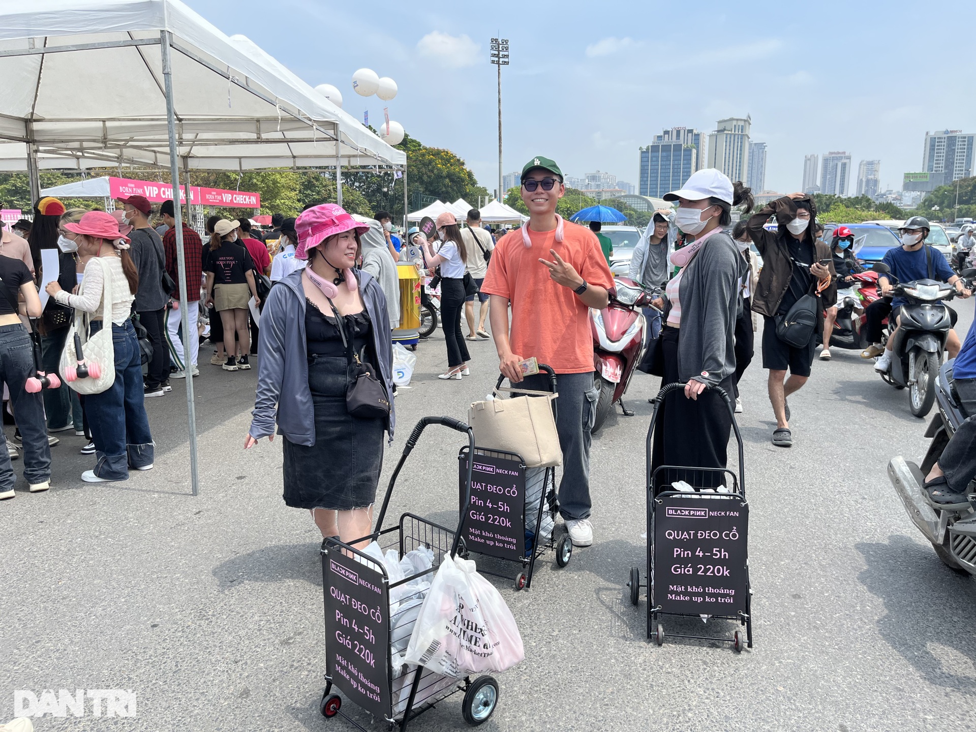 Vượt đường xa, fan Blackpink kéo theo vali đến sân vận động Mỹ Đình từ sớm - 17 Vượt đường xa, fan Blackpink kéo theo vali đến sân vận động Mỹ Đình từ sớm - 17