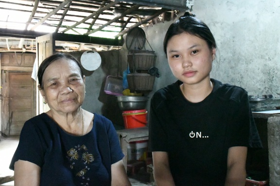 Bà 80 tuổi tính bán đàn gà lo cho cháu ngoại vào năm học mới