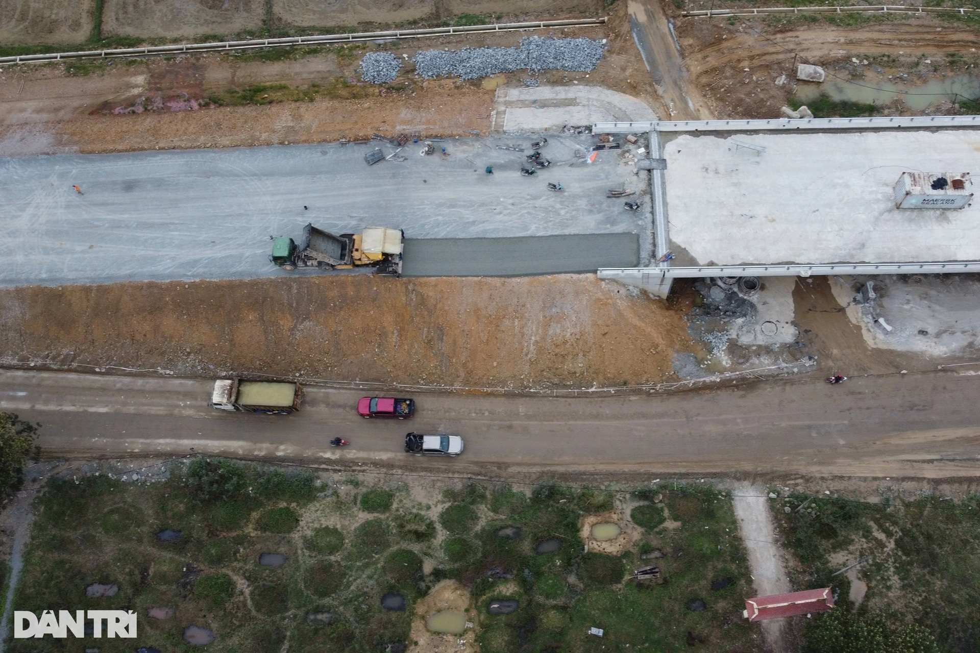 Nguy hiểm rình rập ở công trường cầu vượt cao tốc - 12 Nguy hiểm rình rập ở công trường cầu vượt cao tốc - 12