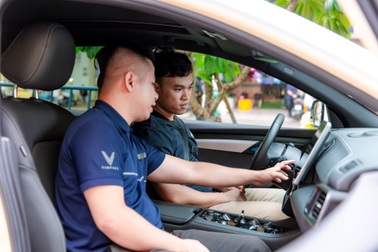 Nhiều khách hàng TPHCM hào hứng trải nghiệm xe điện VinFast VF 7, VF 8, VF 9