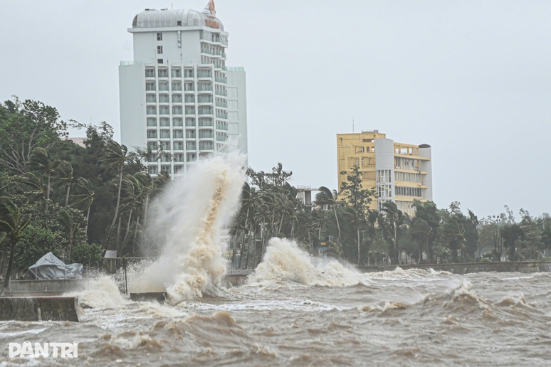 Bão Bualoi có thể tăng cấp khi vào đất liền, miền Trung hứng loạt thiên tai