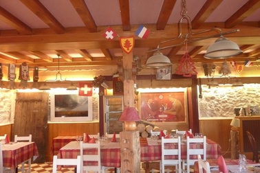 Tới khách sạn nơi du khách ngủ giữa... 2 quốc gia