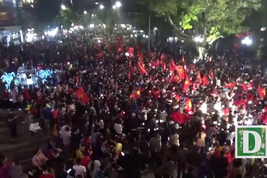 Phương tiện tràn vào phố đi bộ hồ Gươm ăn mừng chiến thắng của U23 Việt Nam