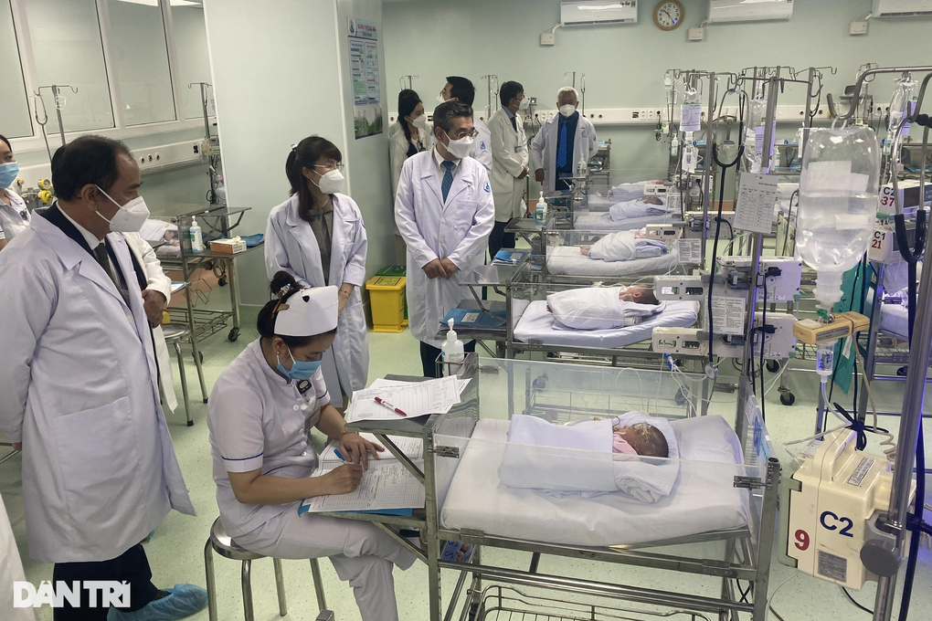 Bác sĩ vỡ òa báo tin cứu được bé 7 ngày tuổi phải mổ tim, chạy ECMO - 3 Bác sĩ vỡ òa báo tin cứu được bé 7 ngày tuổi phải mổ tim, chạy ECMO - 3