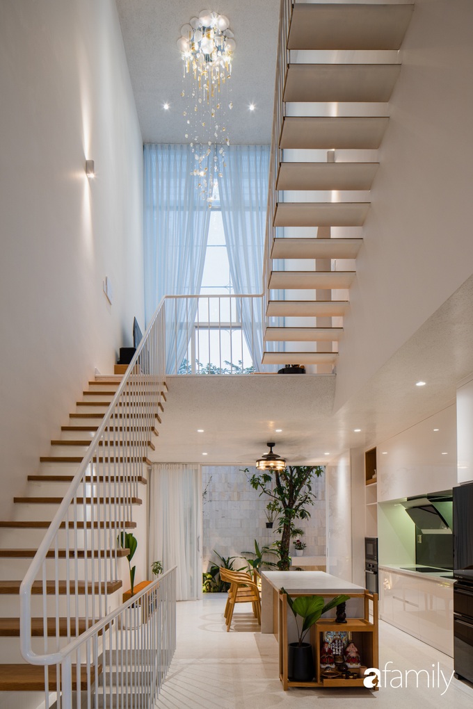 Ngôi nhà 90m2 màu trắng chỉ có bóng nắng và cây xanh ở quận 7, TP. HCM - Ảnh 9. Ngôi nhà 90m2 màu trắng chỉ có bóng nắng và cây xanh ở quận 7, TP. HCM - Ảnh 9.