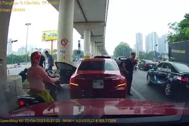 Tài xế mở cửa ô tô bất cẩn, "hạ gục" người đi xe máy