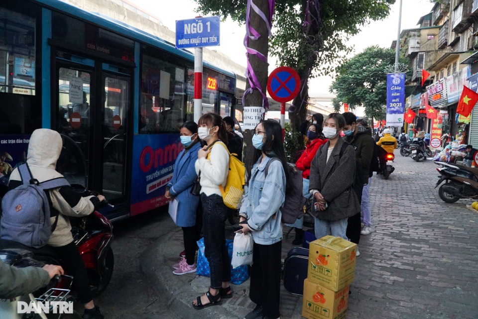 Đường Hà Nội ùn tắc kéo dài từ trên cao xuống dưới thấp chiều cuối năm - 11