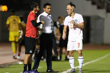 HLV Kiatisuk dành lời khen cho các cầu thủ HA Gia Lai dù thất bại