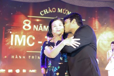 Nam diễn viên “Cô dâu 8 tuổi” ôm hôn khán giả lớn tuổi trên sân khấu