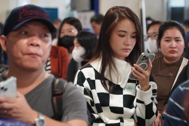 Người dân đến sân bay Tân Sơn Nhất sớm 4 giờ vì sợ trễ chuyến bay về Tết