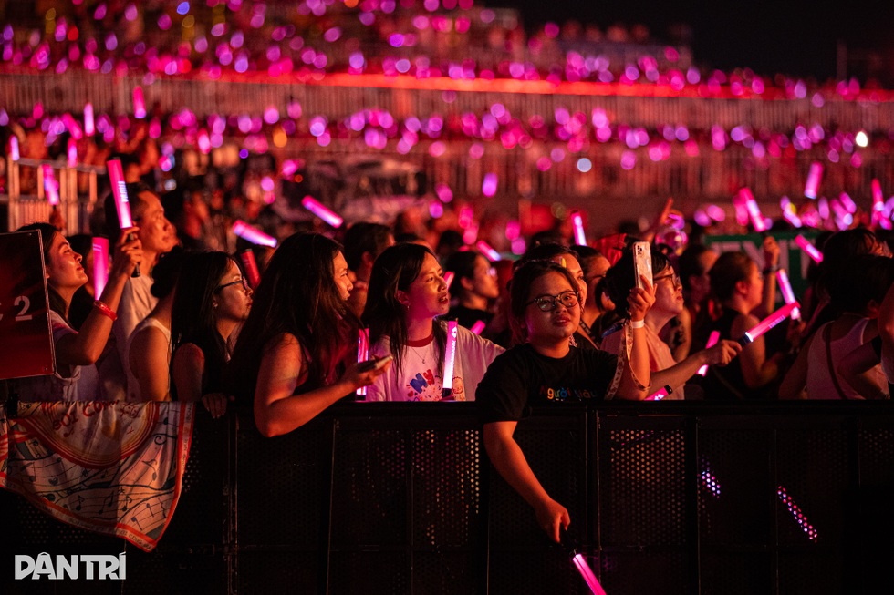 Concert Anh trai: 5 tiếng bùng nổ, vạn khán giả hò hét dưới mưa nhân tạo - 2 Concert Anh trai: 5 tiếng bùng nổ, vạn khán giả hò hét dưới mưa nhân tạo - 2