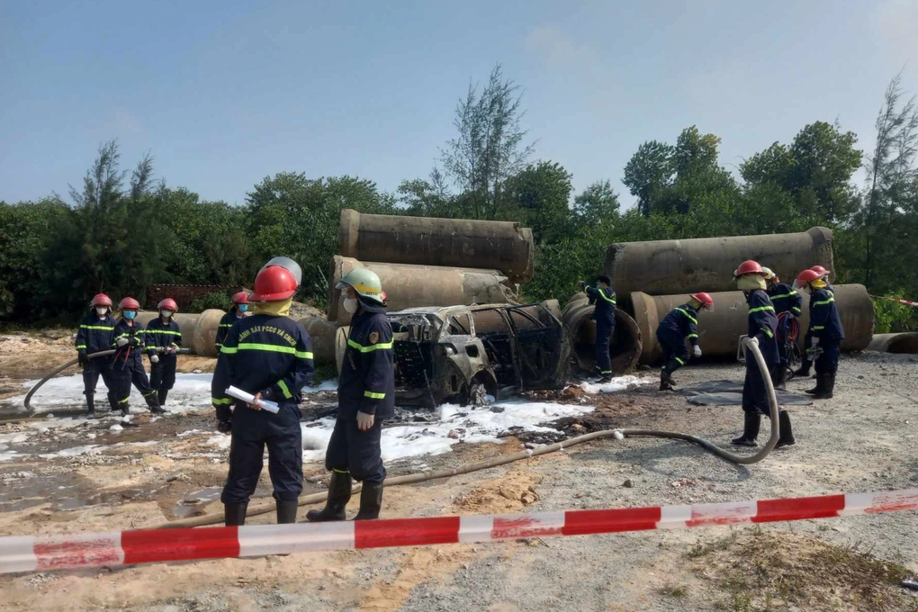 Người đàn ông tử vong trong ô tô cháy rụi ở Quảng Nam - 1 Người đàn ông tử vong trong ô tô cháy rụi ở Quảng Nam - 1