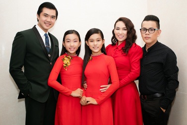 Phi Nhung đưa 3 cô con gái đi cùng khi biểu diễn