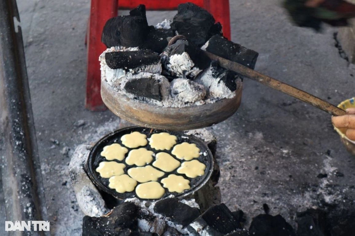 Đỏ lửa ngày đêm để làm nên loại bánh đánh thức hương vị Tết - 4 Đỏ lửa ngày đêm để làm nên loại bánh đánh thức hương vị Tết - 4