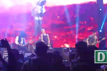 Ca sĩ Anh Khoa hát "Ra khơi"