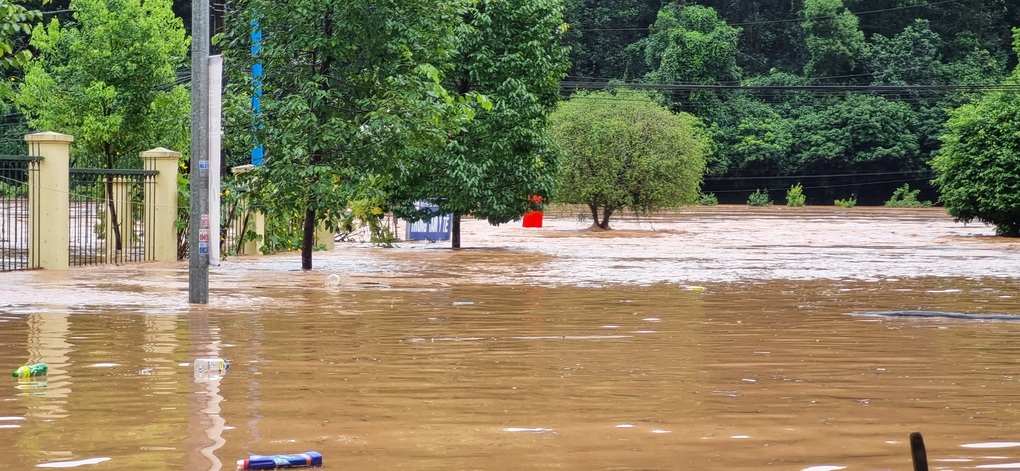 Nhiều nơi ở Quảng Ninh bị nước lũ nhấn chìm sau cơn bão số 3 - 4 Nhiều nơi ở Quảng Ninh bị nước lũ nhấn chìm sau cơn bão số 3 - 4