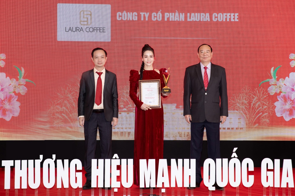 Nhật Kim Anh và Laura Coffee nhận vinh danh tại Thương hiệu mạnh quốc gia 2024 - 1