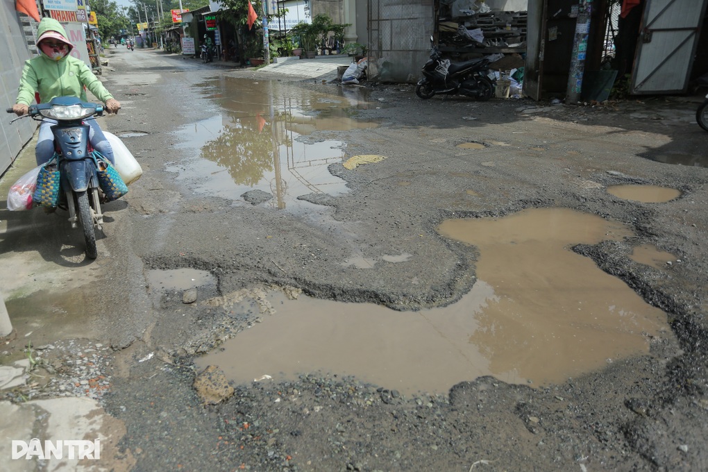 Hơn 1km đường ở TPHCM đầy hố bom vì chưa có đơn vị quản lý - 2 Hơn 1km đường ở TPHCM đầy hố bom vì chưa có đơn vị quản lý - 2