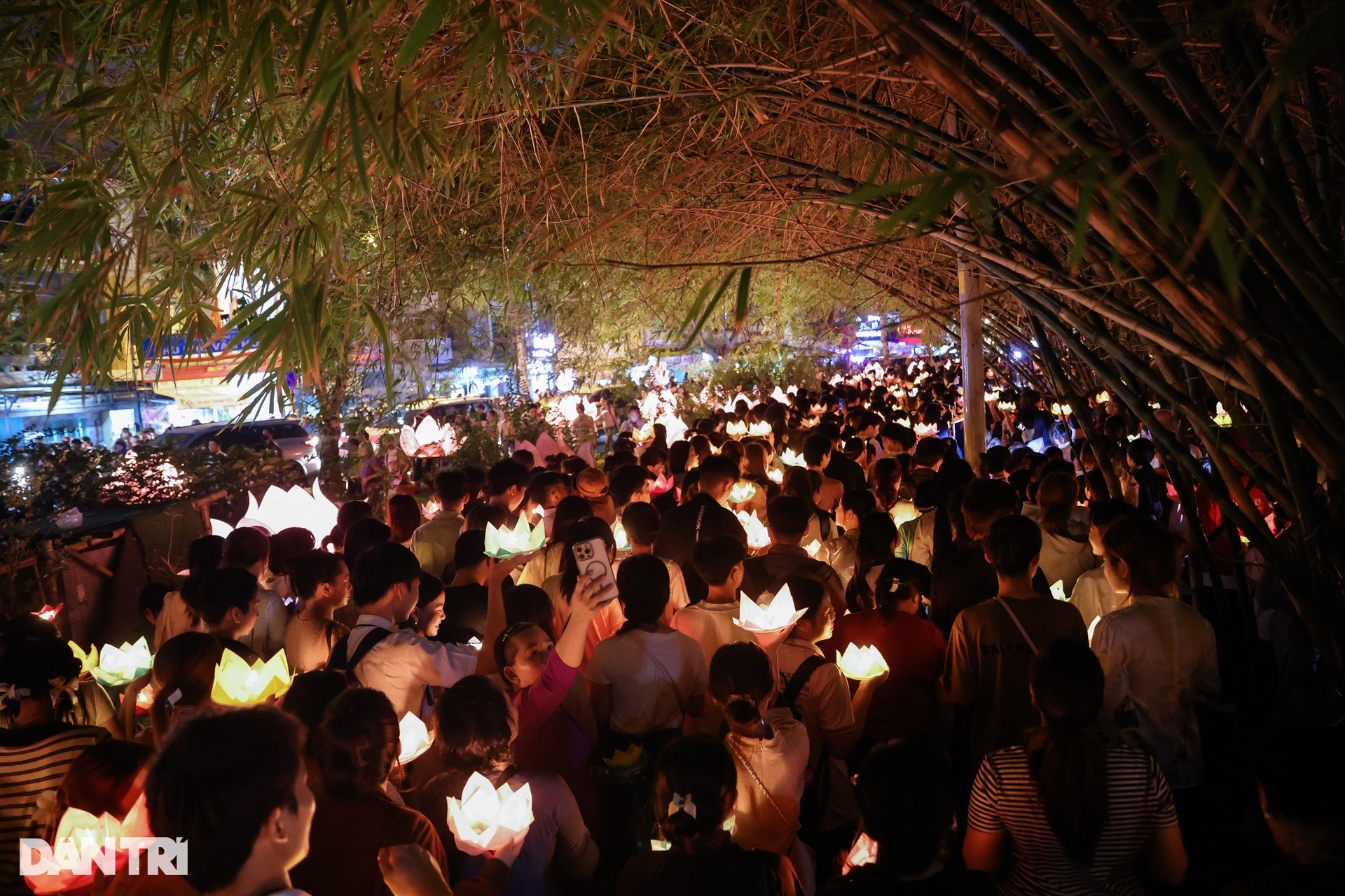 Hàng nghìn người tham gia Đêm hội hoa đăng ở chùa Pháp Hoa - 10 Hàng nghìn người tham gia Đêm hội hoa đăng ở chùa Pháp Hoa - 10