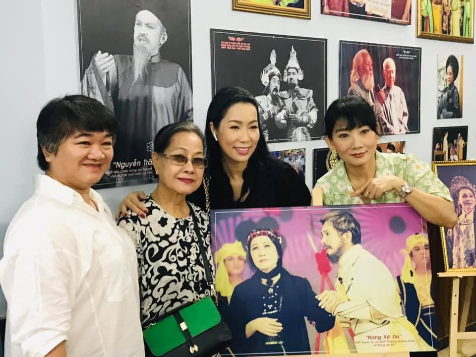 Nhiều nghệ sĩ xúc động nhìn lại ký ức qua triển lãm sân khấu - 9