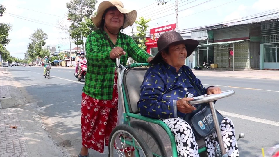 Trao hơn 80 triệu đồng của bạn đọc giúp đỡ cụ bà liệt nửa người - 3 Trao hơn 80 triệu đồng của bạn đọc giúp đỡ cụ bà liệt nửa người - 3