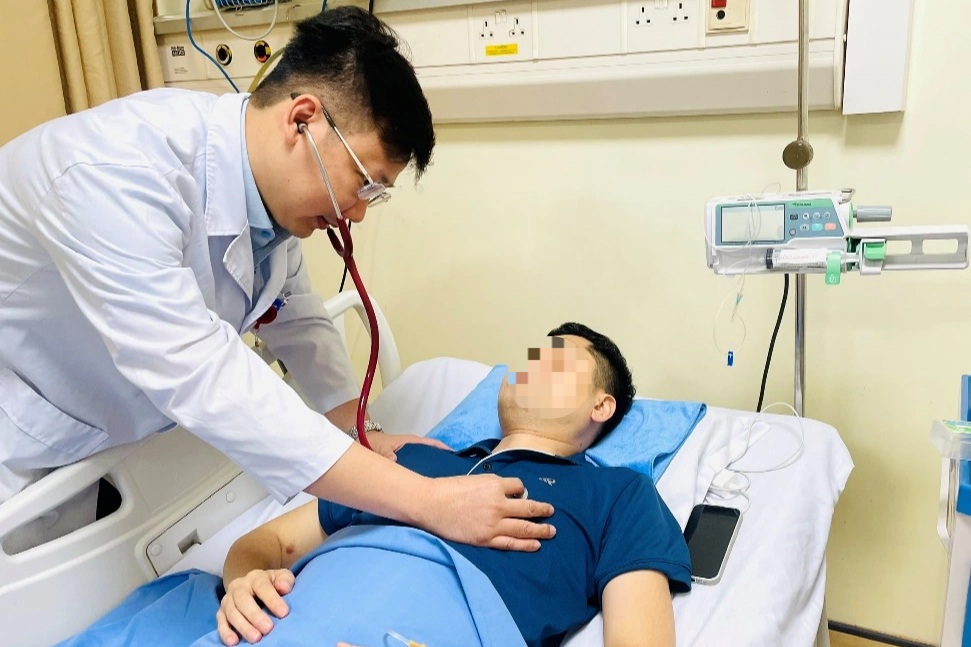 Sau cơn đau đầu, buồn nôn, người đàn ông phải truyền 100 đơn vị huyết tương - 1