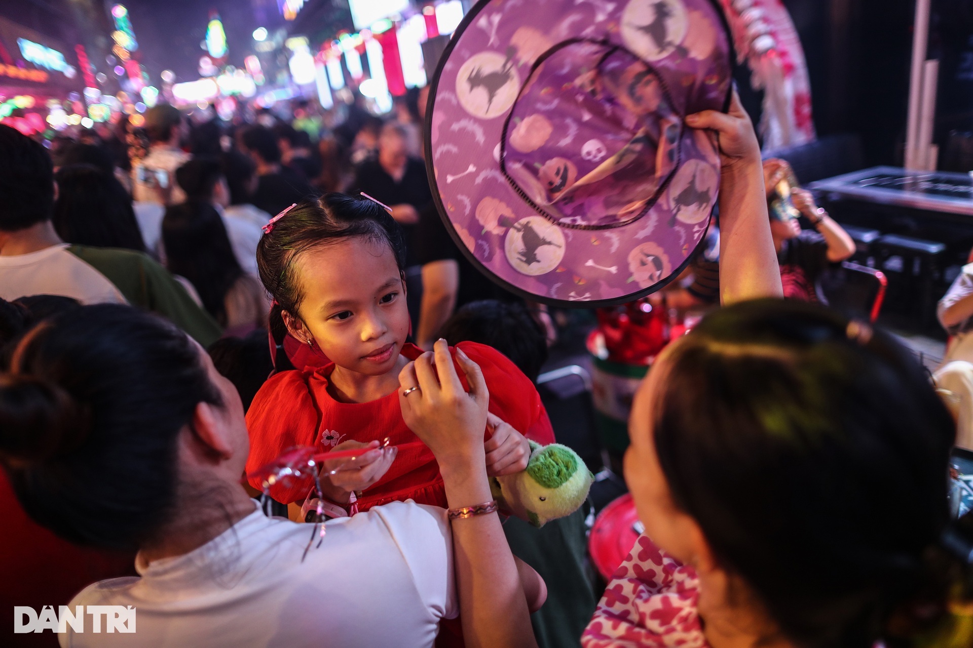 View - Phố Tây Bùi Viện đông nghẹt người trong đêm Halloween | Báo Dân trí