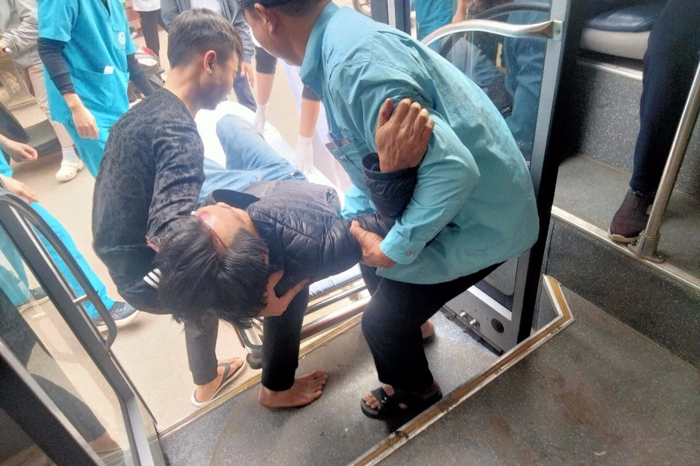 Thấy người gặp nạn trên đường, tài xế xe buýt có hành động ấm lòng cuối năm - 1 Thấy người gặp nạn trên đường, tài xế xe buýt có hành động ấm lòng cuối năm - 1