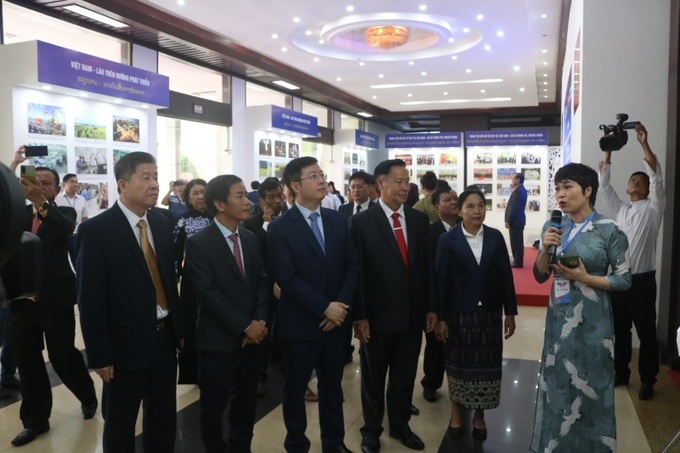 Các đại biểu tham quan khu trưng bày - triển lãm ảnh, tư liệu các dấu mốc quan trọng trong quan hệ hữu nghị đặc biệt Việt Nam - Lào 