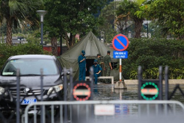 Hà Nội: Người hỗ trợ tổ bầu cử nghi mắc Covid-19, 4 tòa nhà bị phong tỏa