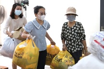 Những lời cầu nguyện được gửi cùng hàng cứu trợ từ TPHCM ra miền Trung