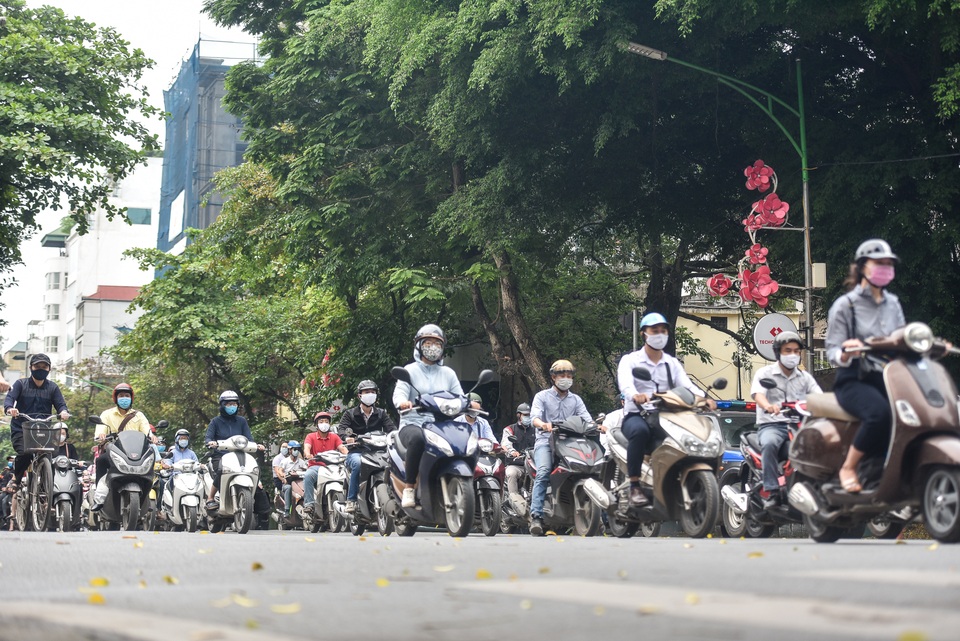 Phố phường Hà Nội đông đúc, nhiều hàng quán rậm rịch mở lại - 2 Phố phường Hà Nội đông đúc, nhiều hàng quán rậm rịch mở lại - 2