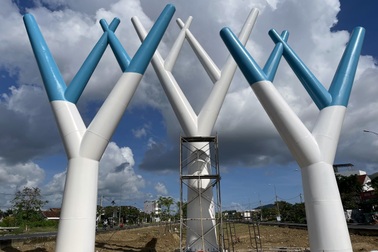 3 trụ sắt "kỳ lạ" ở Nha Trang