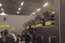 Nam hành khách đập màn hình sân bay, gây náo loạn sau khi mua phải vé giả