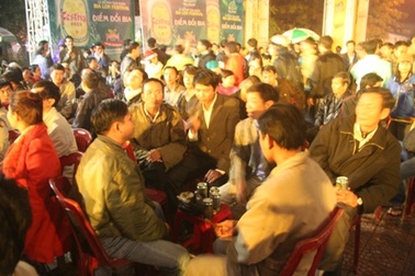 Hàng nghìn người đội mưa đến dự lễ hội ra mắt bia lon Festival